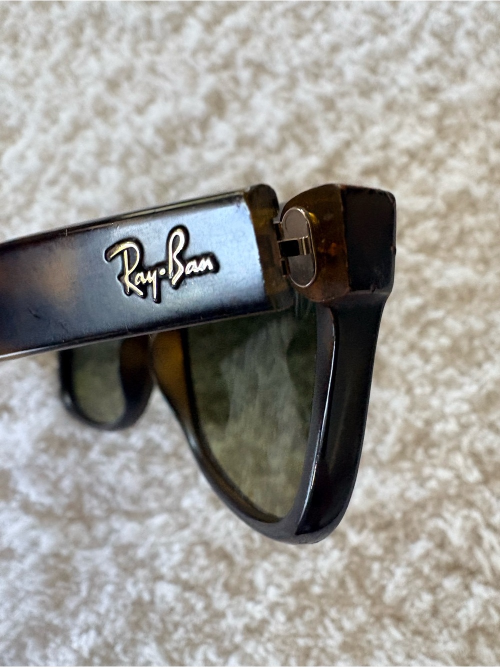 Ray-Ban New Wayfarer Classic
Tortoise Frame with Polarized Green Lenses RB 2132 - Picture 12 of 15